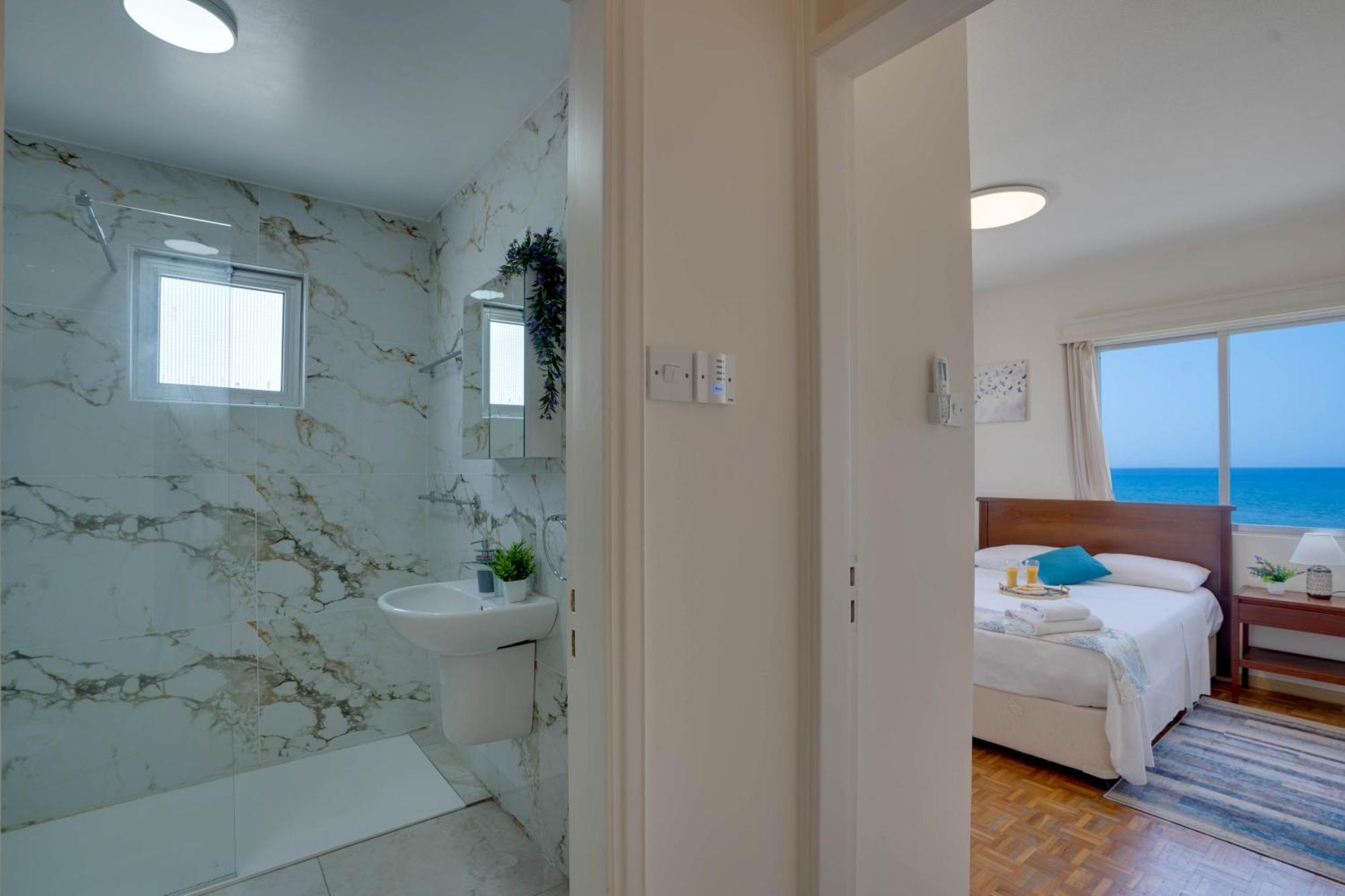 Makenzy Sandy Beachfront Paradise Ларнака Екстер'єр фото