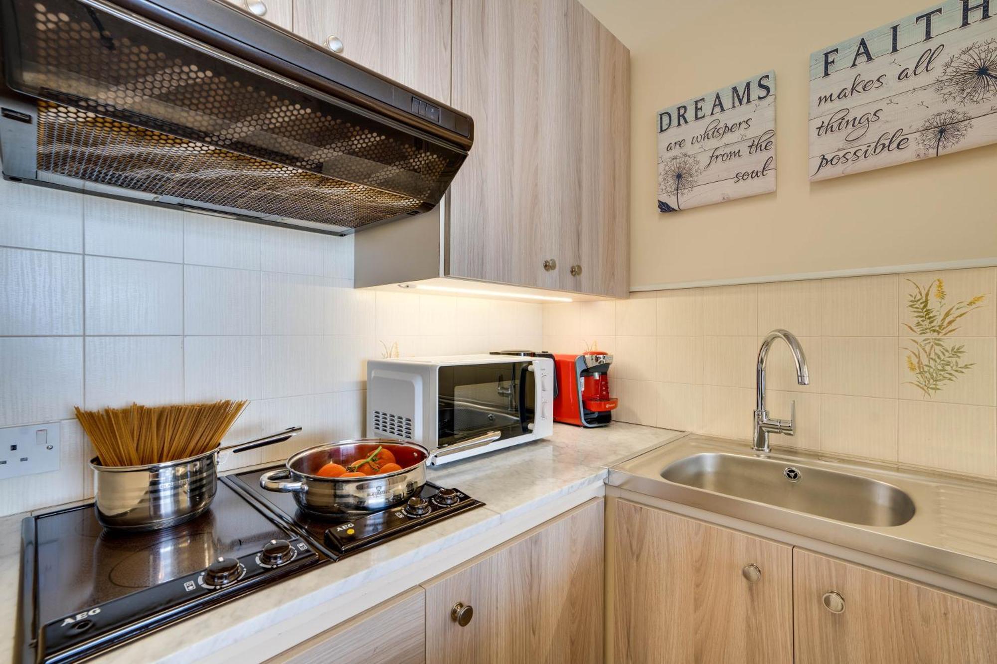Makenzy Sandy Beachfront Paradise Ларнака Екстер'єр фото